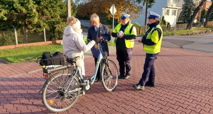 „Noś odblaski, bądź widoczny”, czyli policyjna akcja w Łowiczu (foto)