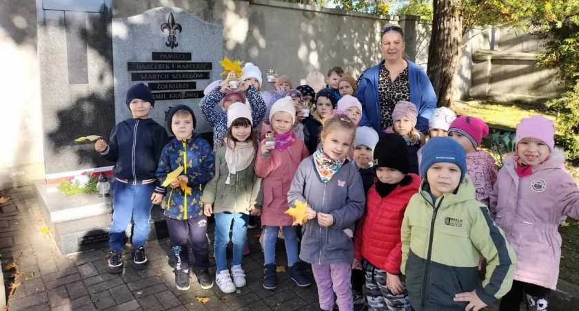 Przedszkolaki z Pszczółki Mai z wizytą na cmentarzu (foto)