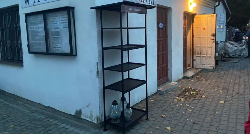 Dwie kolejne zniczodzielnie stanęły przy łowickich nekropoliach (foto)