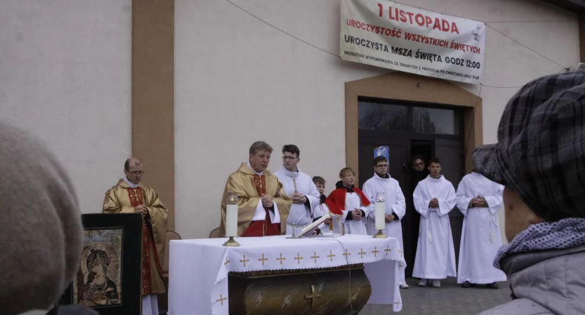Wszystkich Świętych w Łowiczu. Msza święta na cmentarzu katedralnym