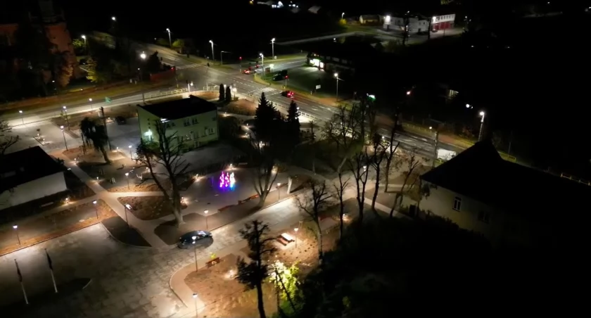 Zduny. Uruchomiono podświetlaną fontannę, internauci zachwyceni (film)