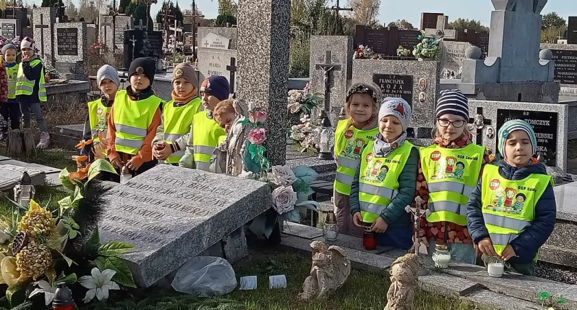 Przedszkolaki ze Słoneczka z wizytą na cmentarzu (foto)
