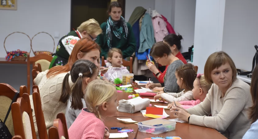 Kolejne spotkanie z łowicką wycinanką (foto)