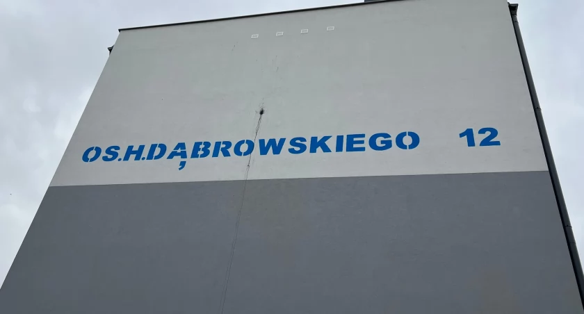 Wandal zniszczył odnowioną elewację bloku na Dąbrowskiego (foto)