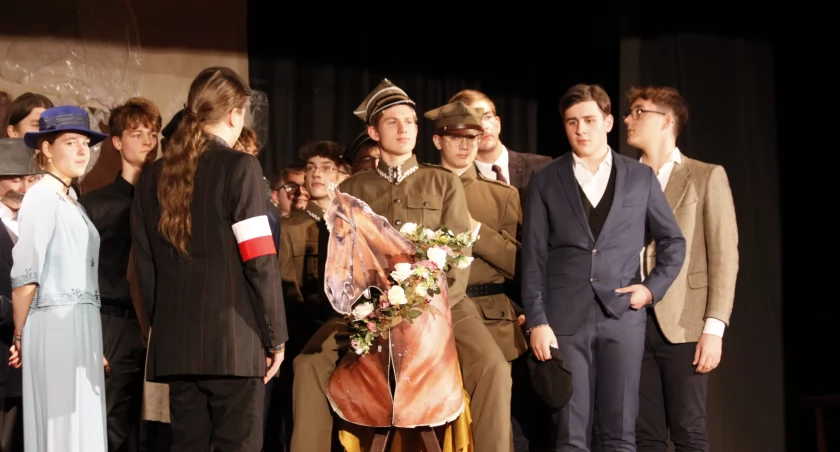 Łowicz. Przedstawienie z okazji Święta Niepodległości w szkole pijarskiej (foto, film)