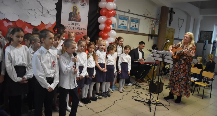 Wieczór Pieśni Patriotycznych w Pijarskich Szkołach Królowej Pokoju (foto,film)