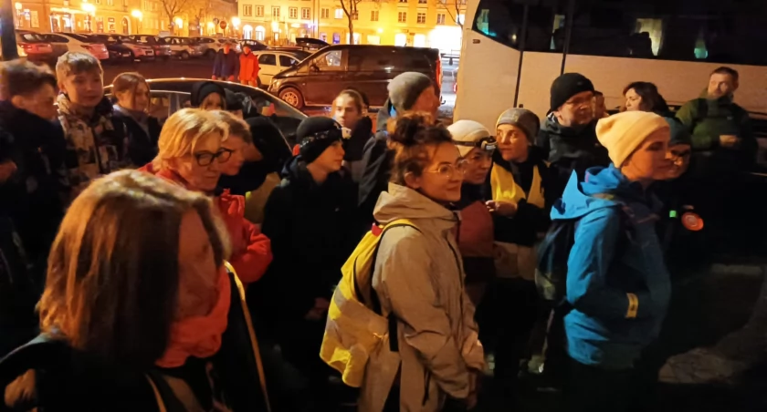 Dla uczczenia 105. rocznicy odzyskania niepodległości wyruszyli w II Promienisty Rajd Nocny (foto,film)
