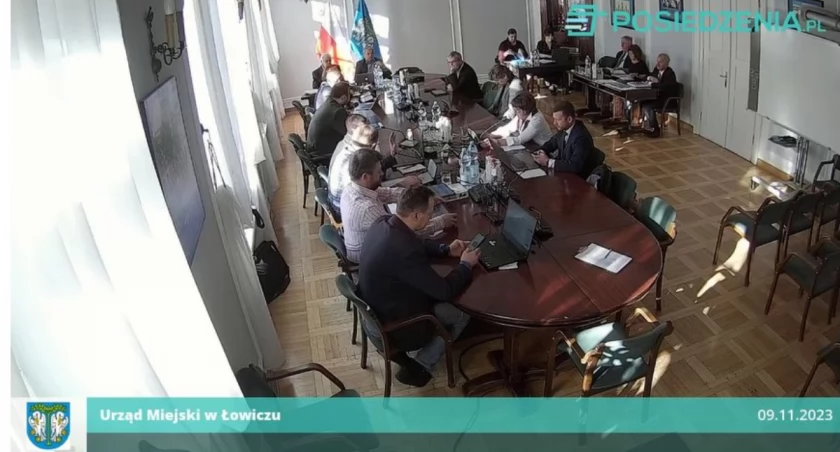 Łowicz. Przerwana sesja rady miasta. Radni obradowali ws. wyborów zarządów osiedli