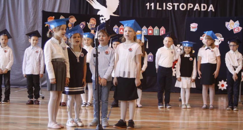 Ślubowanie klas pierwszych w SP nr 3 w Łowiczu (foto, film)