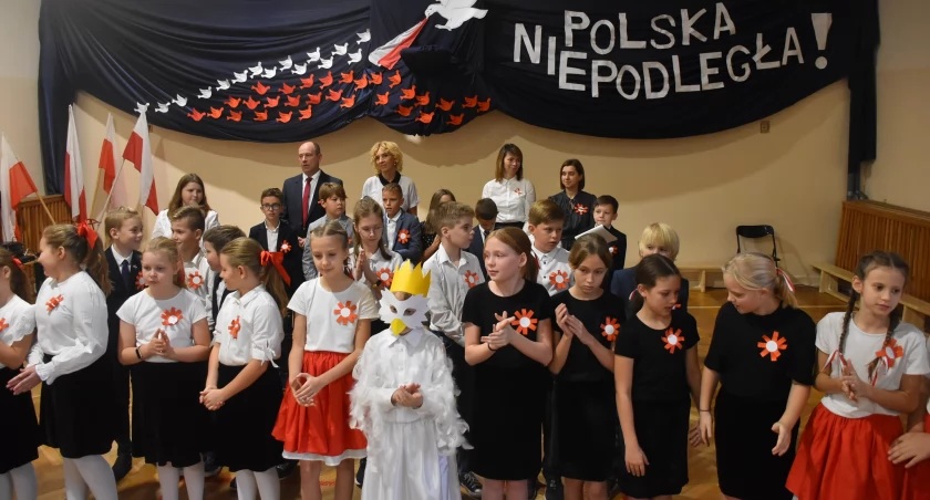 Uczniowie Szkoły Podstawowej nr 1 pamiętają o Dniu Niepodległości (foto,film)