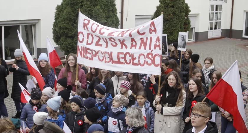 Łowicz. Patriotyczny pochód uczniów Pijarskiej (foto, film)