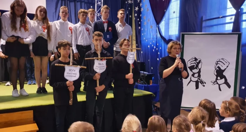 W łowickiej Dwójce świętowano Dzień Odzyskania Niepodległości (foto, film)
