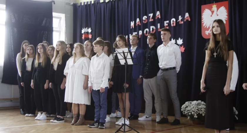 Akademia z okazji Święta Niepodległości w ZSP nr 4 w Łowiczu (foto, film)