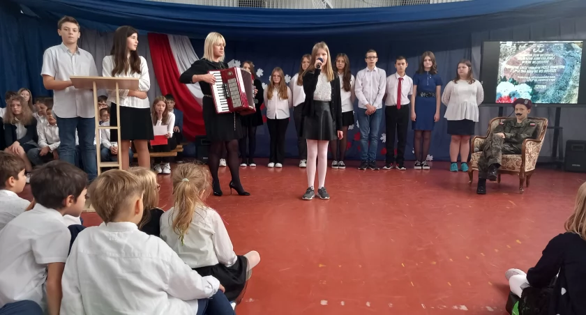  Uroczystość z okazji Święta Niepodległości w SP7 w Łowiczu (foto)