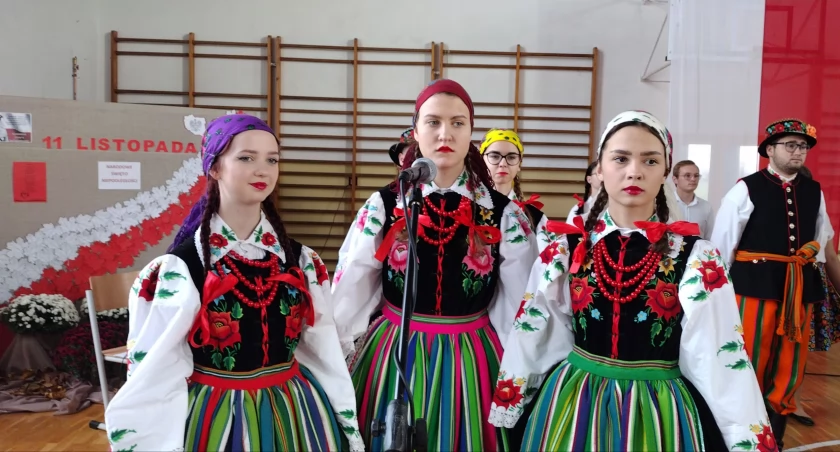 Dzień Niepodległości w Zduńskiej Dąbrowie uroczyście i na ludowo (foto)