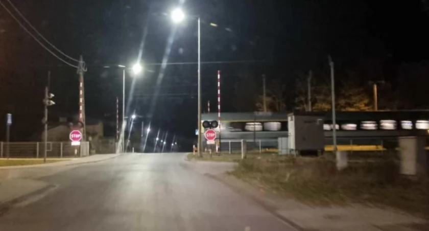 Bobrowniki. Nie działają rogatki na przejeździe kolejowym! Kierowcy muszą uważać