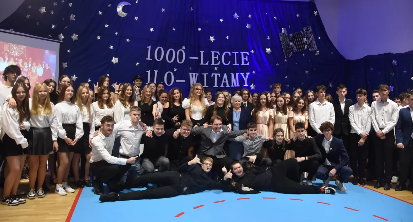 W rocznicę 590-lecia szkoły, zakopali kapsułę czasu (foto,film)