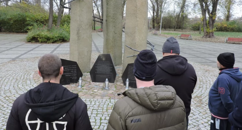 Więźniowie odbyli niepodległościowy spacer po Łowiczu (foto)