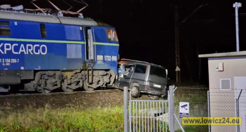 Osobówka wjechała pod dwie lokomotywy w Bełchowie (foto)