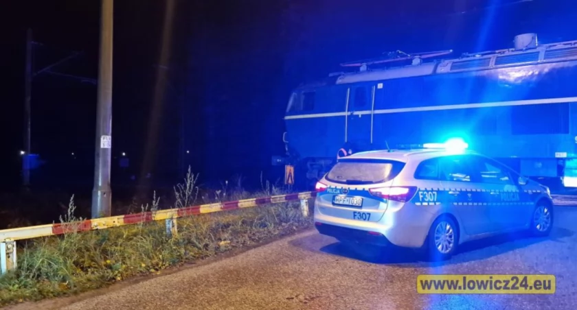 Bełchów. Kolejny samochód wjechał pod pociąg!