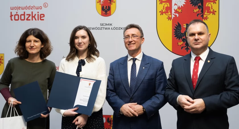 Praca o folklorze łowickim z nagrodą marszałka województwa łódzkiego