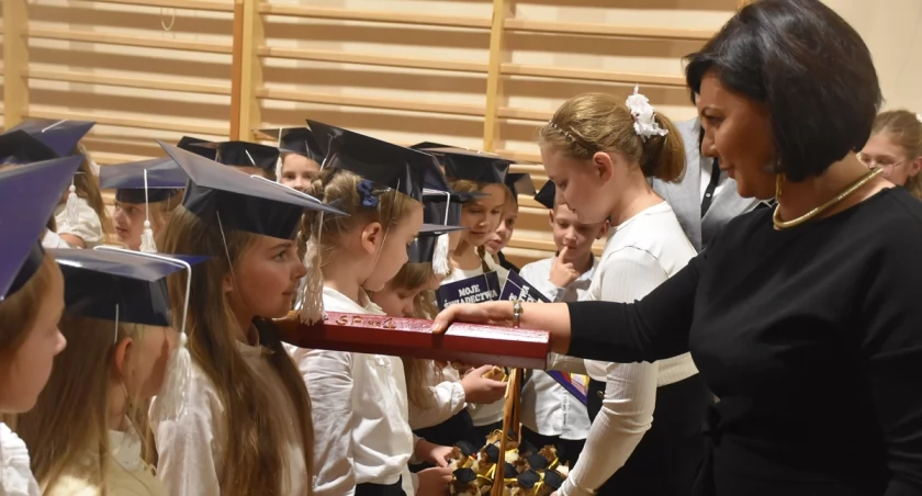 Uroczyste pasowanie uczniów klas pierwszych w łowickiej Jedynce (foto, film)