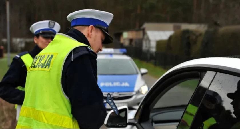 Został ukarany mandatem karnym. Pomimo tego, podziękował łowickim policjantom