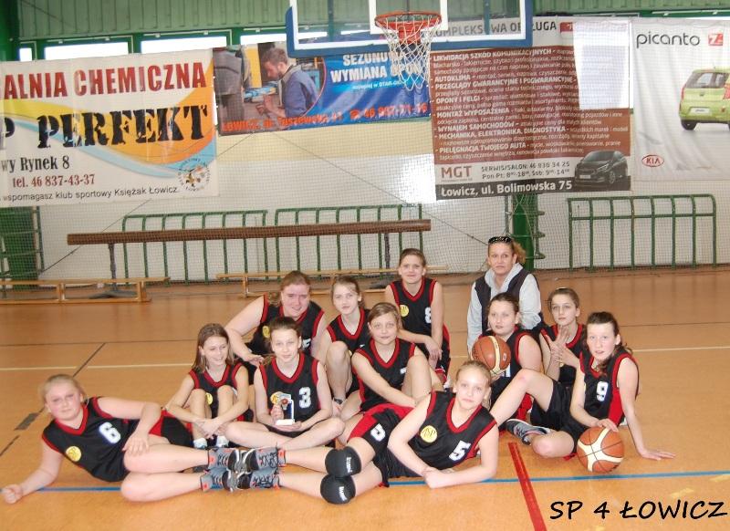Dziewczynki z SP 4 niezmiennie najlepsze w kosza