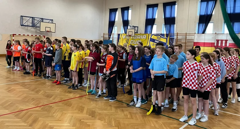Drużyna dziewczyn i chłopców ze Szkoły Podstawowej w Bąkowie Górnym z awansem do ½ Finału wojewódzkiego w unihokeju