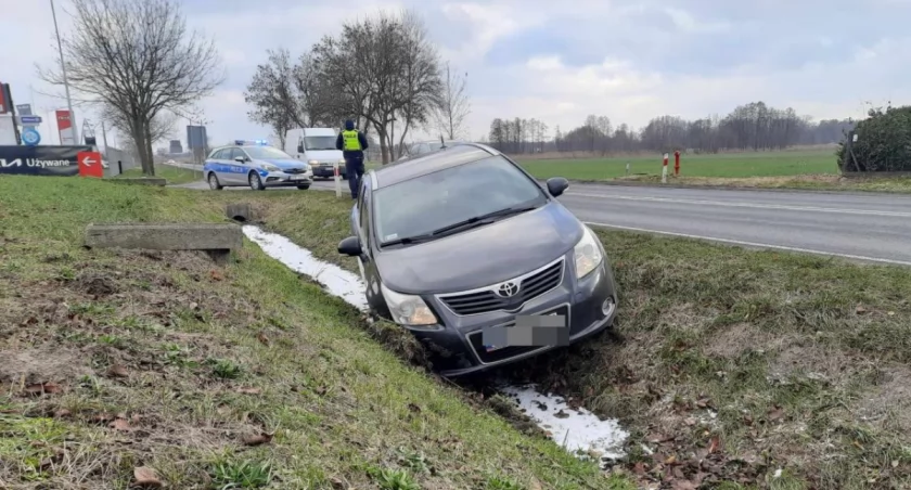 Toyota w rowie, kierowca zniknął (foto)