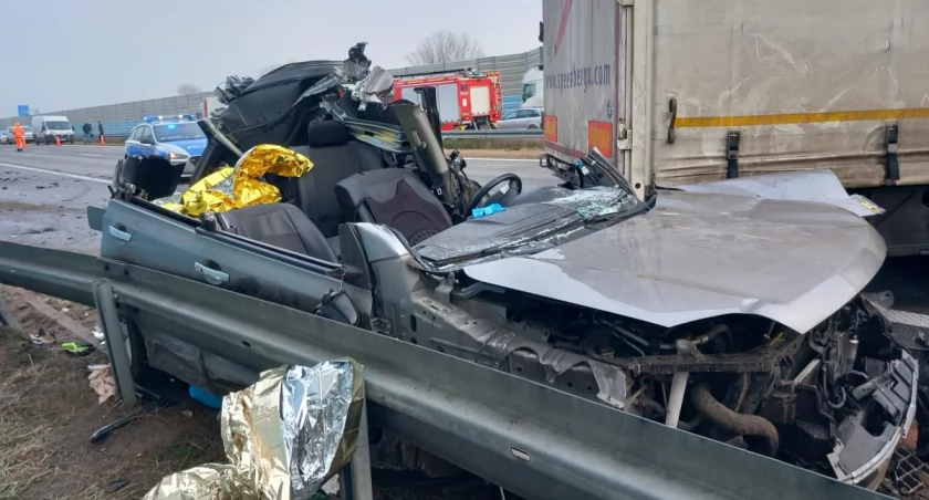 Wypadek na A2 z udziałem trzech aut! Samochód ciężarowy blokuje przejazd autostradą w stronę Poznania (foto) AKTUALIZACJA!