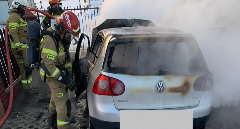 Pożar samochodu osobowego. Auto doszczętnie spłonęło