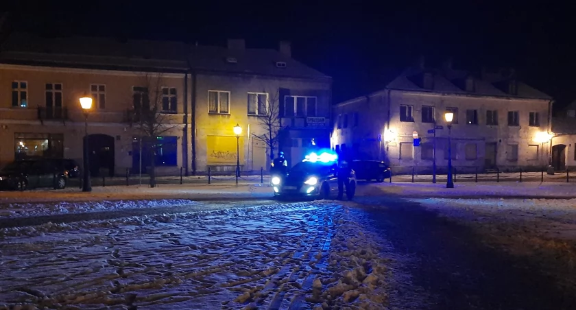Funkcjonariusze łowickiej policji oddali hołd zmarłym policjantom z Wrocławia (film)