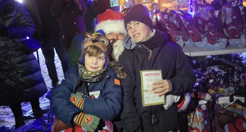 Do Kiernozi Mikołaje zajechali wozem strażackim (foto, film)