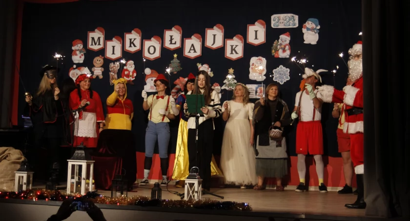 Łyszkowice. Mikołaj i postacie z bajek wystąpiły dla dzieci (foto, film)