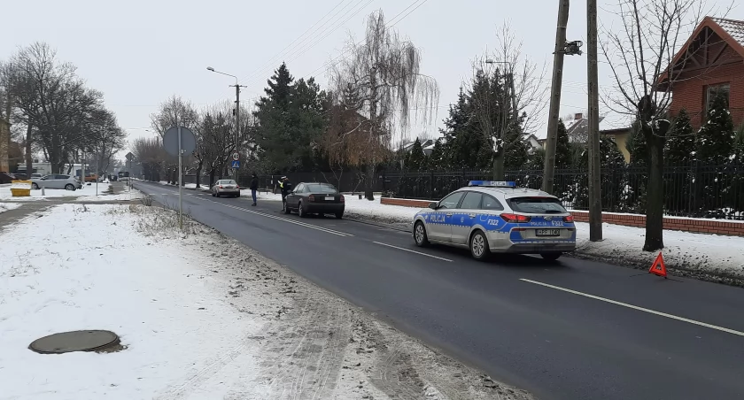 Łowicz. Zderzenie z udziałem trzech pojazdów, jedna osoba w szpitalu (foto)