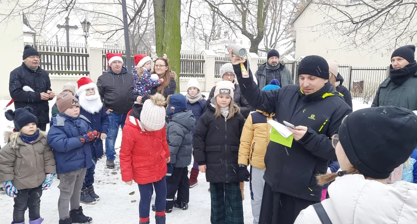 Łowicz. Gra terenowa „Śladami Świętego Mikołaja” (foto, film)