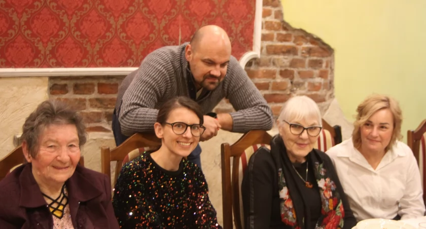 Mikołajkowe spotkanie uczestników akcji „Zjedz obiad z seniorem” w Łowiczu (foto, film)