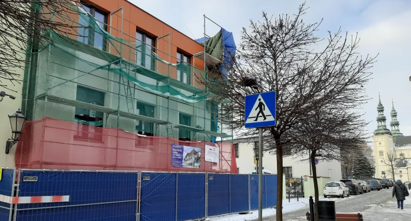 Łowicz. Coraz bliżej zakończenia rozbudowy szkoły pijarskiej (foto)
