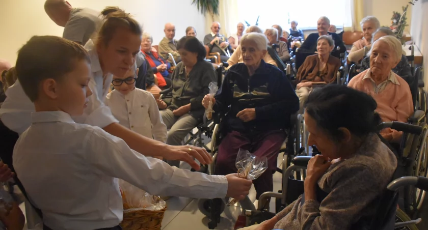 Przedszkolaki odwiedziły seniorów w Domu Pogodnej Starości (foto,film)