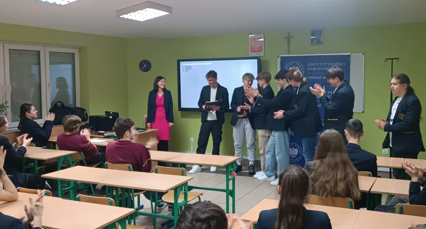 Wystawa i cykl spotkań o Januszu Kusocińskim w szkołach powiatu łowickiego (foto)