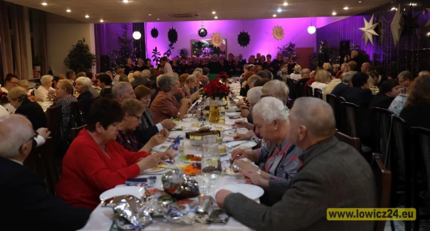 Łączy nas Łowicz razem z Biedronką zorganizowali Wigilię dla Seniorów (foto, film)