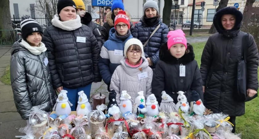 Łowicz. Kiermasz świątecznych prac dzieci, ze świetlicy SŁONKO (foto) 