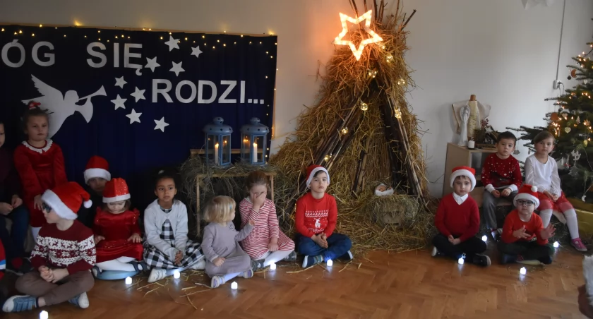 Łowicz. Świąteczne kolędowanie w Przedszkolu Integracyjnym nr 6 (foto, film)