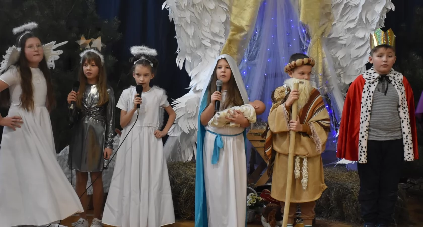 Przedstawienie bożonarodzeniowe w Szkole Podstawowej w Bednarach (foto,film)