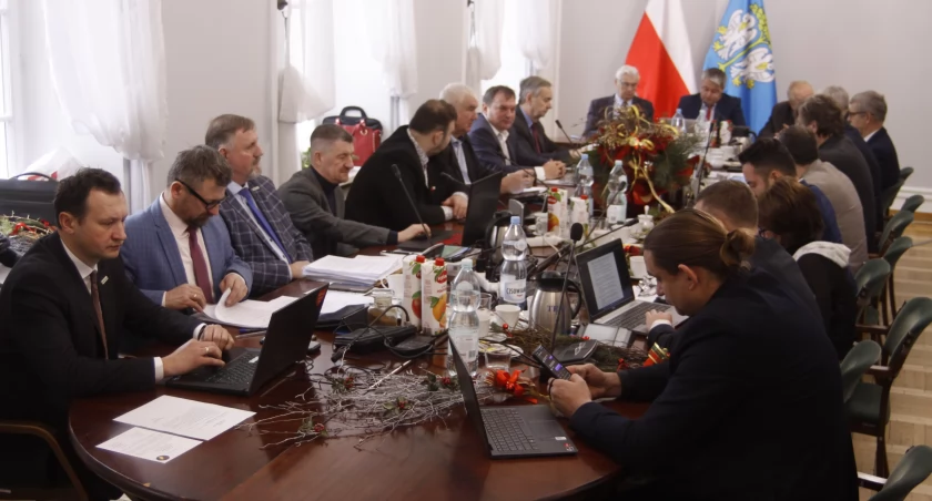 Łowicz. Trwa sesja budżetowa w ratuszu (foto)