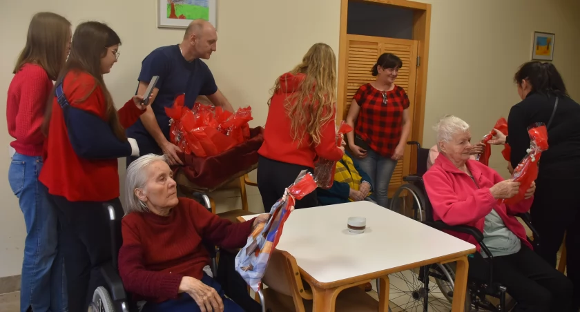 Uczniowie SP w Jamnie odwiedzili seniorów z Domu Pogodnej Starości (foto,film)