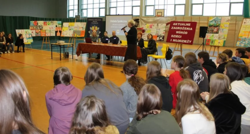 W szkole w Nowych Zdunach debatowali o zagrożeniach (foto)