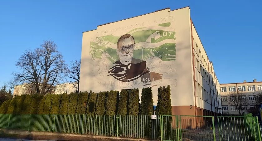 Łowicz. Na budynku Ekonomika powstaje mural z Władysławem Grabskim (foto)