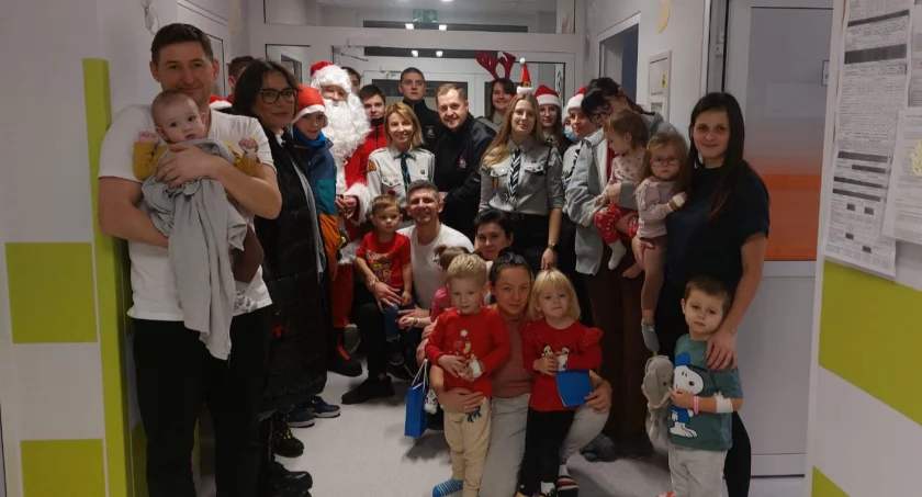 Wigilijna wizyta harcerzy na oddziale pediatrycznym łowickiego szpitala (foto)
